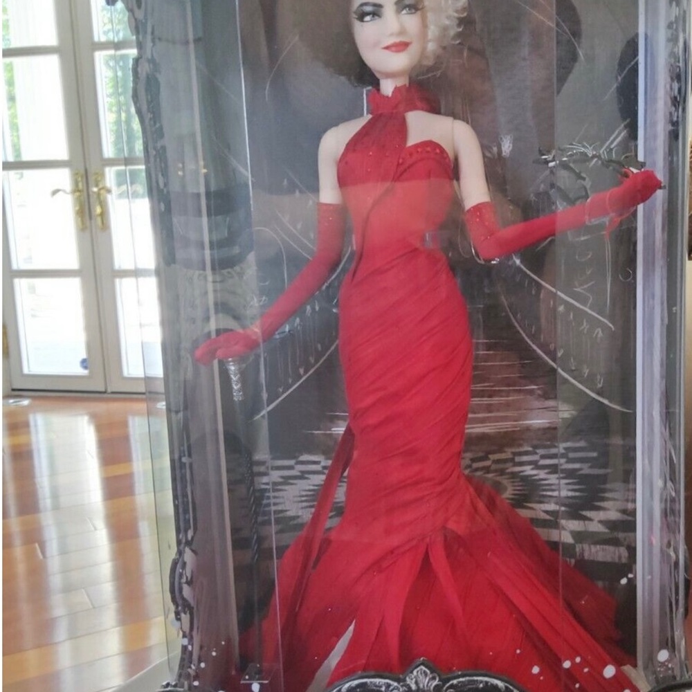 Disney limited Doll ‘’CRUELLA’’ DE VILLE MOVIE LIVE ACTION  2021